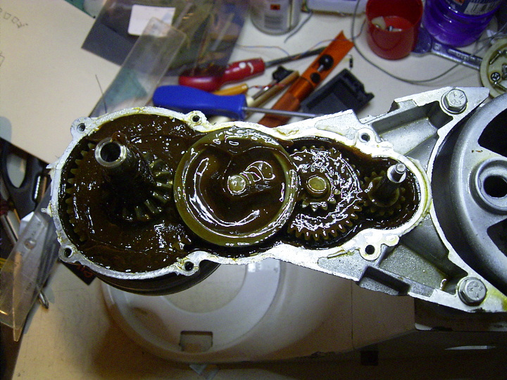Kenwood A902 gearbox with the old grease